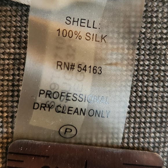 100% Silk Authenic Calvin Klein Blouse - Very Elegant!  Size Medium - Picture 3 of 3